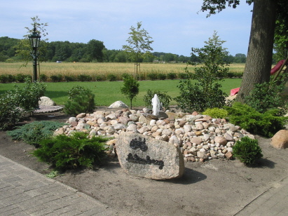 Springbrunnen aus Feldsteinen